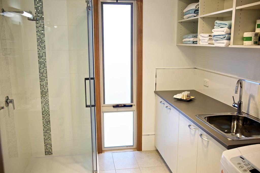 Penguin Beachfront Apartments Luaran gambar