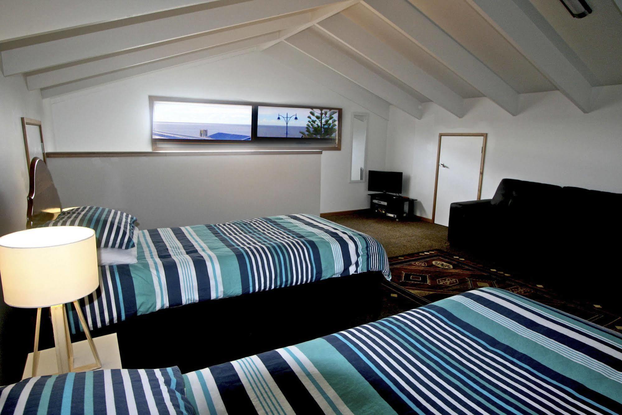 Penguin Beachfront Apartments Luaran gambar