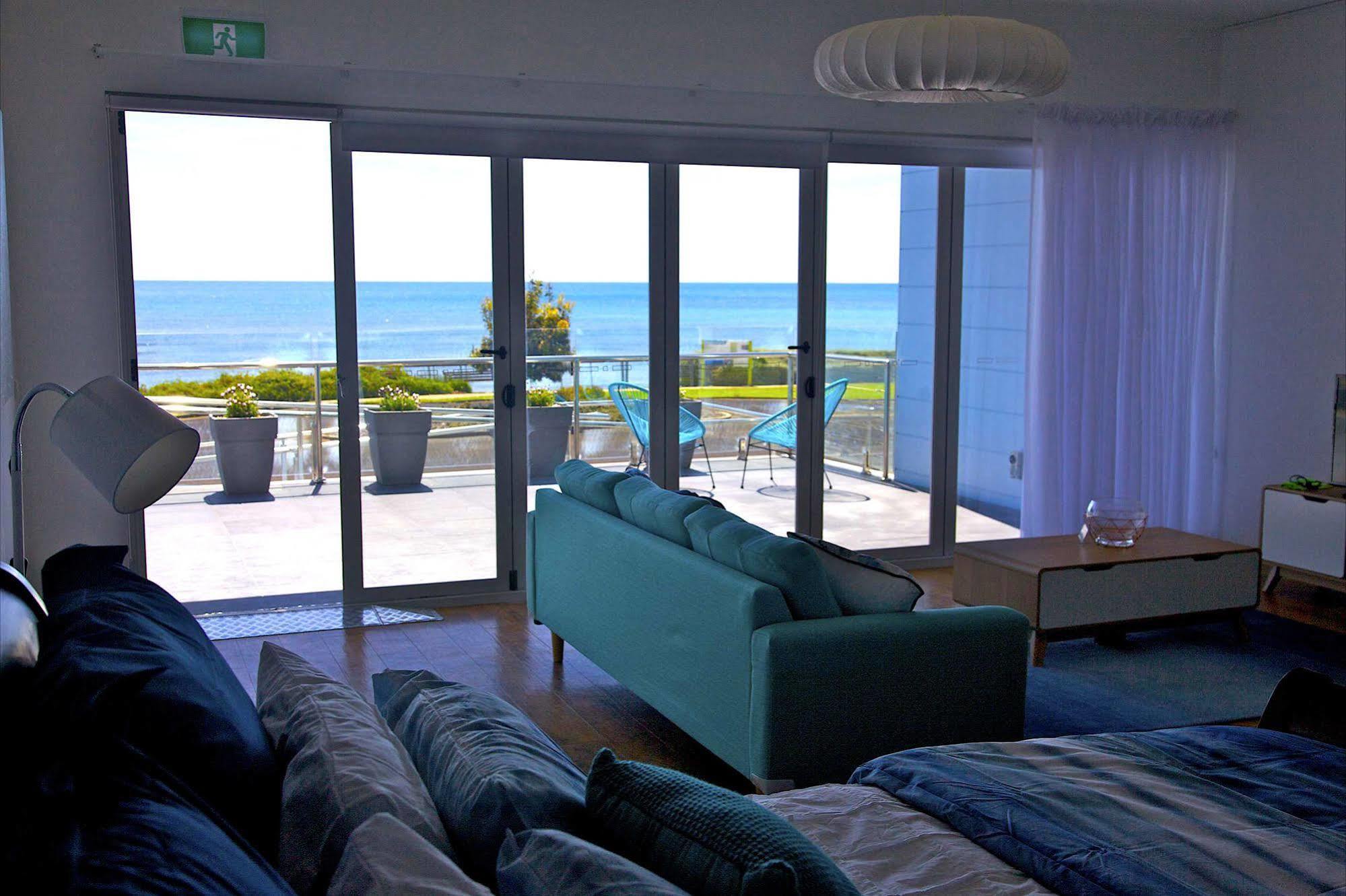 Penguin Beachfront Apartments Luaran gambar
